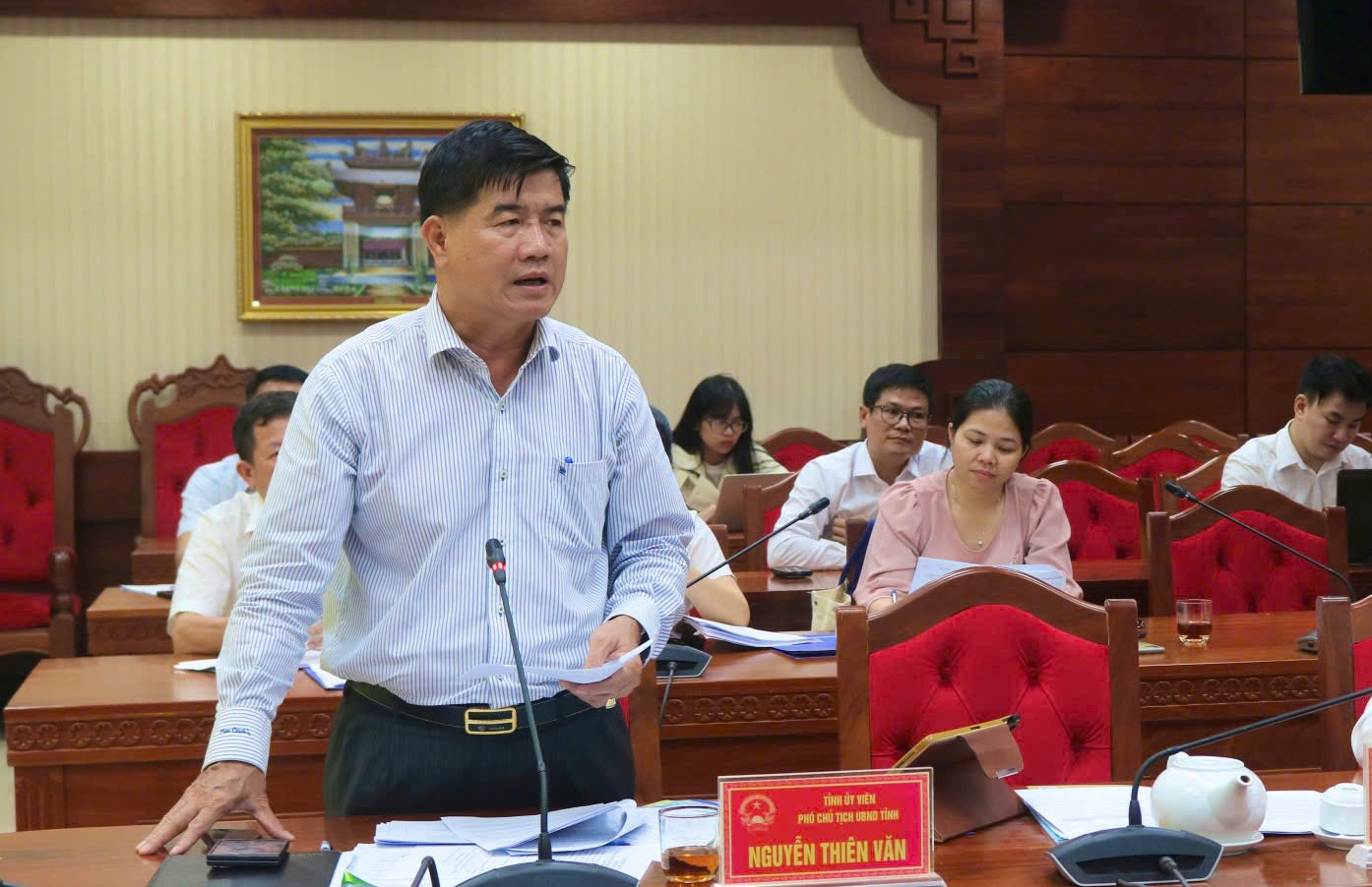 Phó Chủ tịch UBND tỉnh Nguyễn Thiên Văn phát biểu tại cuộc họp.